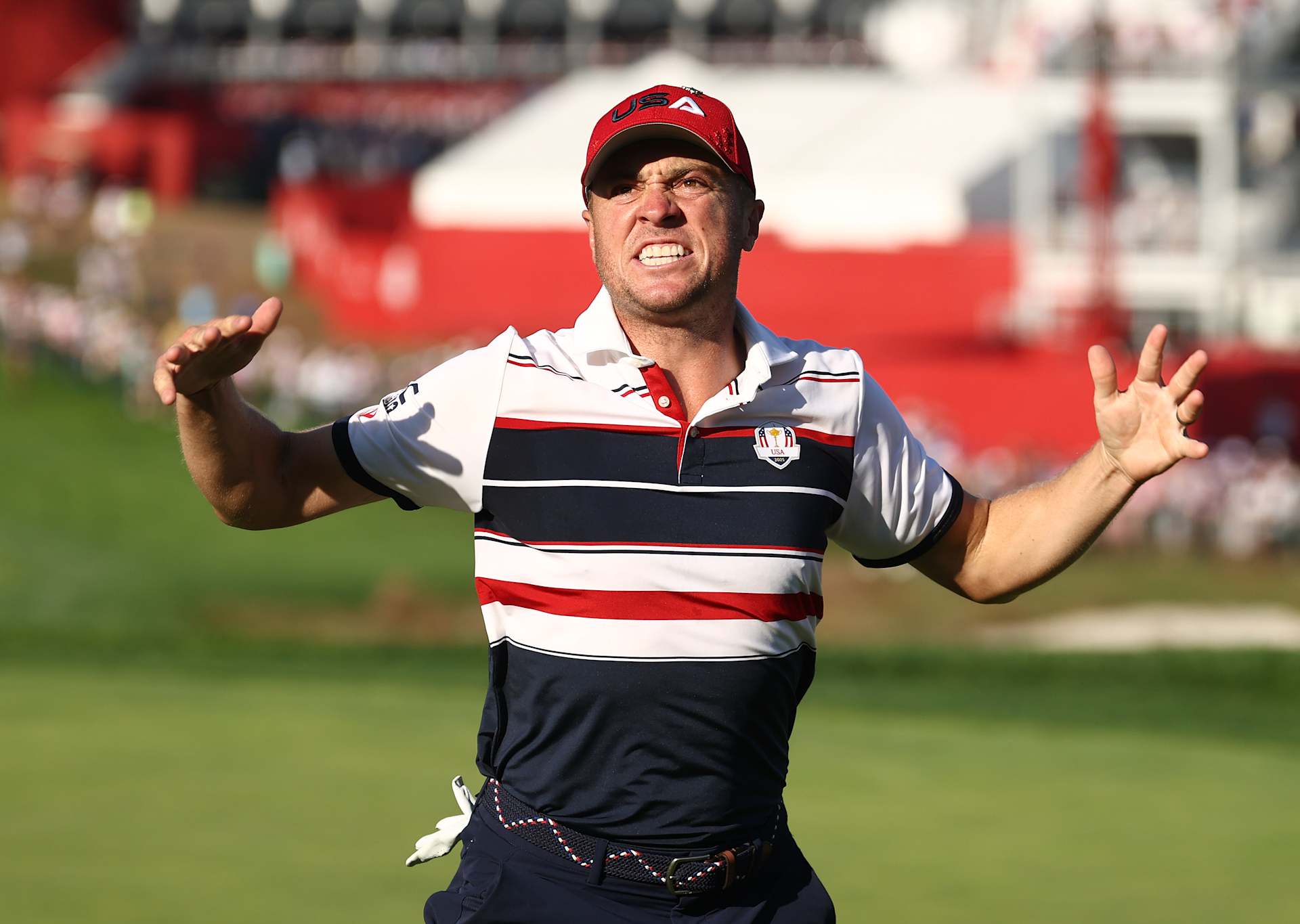 FARMINGDALE, NEW YORK - SEPTEMBER 28: Justin Thomas of Team United States reacts to making his putt for birdie to defeat Tommy Fleetwood of Team Europe 1UP on the 18th hole during the Sunday singles matches of the 2025 Ryder Cup at Black Course at Bethpage State Park Golf Course on September 28, 2025 in Farmingdale, New York. (Photo by Jared C. Tilton/Getty Images)