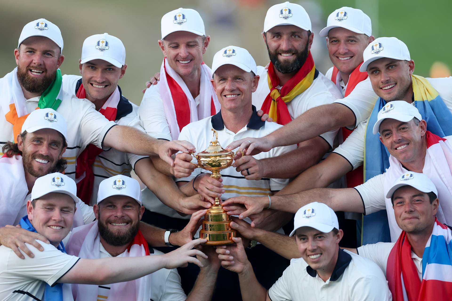 FARMINGDALE, NEW YORK - SEPTEMBER 28: Captain Luke Donald lifts the trophy alongside Shane Lowry, Rasmus Hojgaard, Justin Rose, Jon Rahm, Sepp Straka, Ludvig Aberg, Rory McIlroy, Viktor Hovland, Matt Fitzpatrick, Tommy Fleetwood, Robert MacIntyre and Tyrrell Hatton of Team Europe after their 15-13 win over Team United States during the Sunday singles matches of the 2025 Ryder Cup at Black Course at Bethpage State Park Golf Course on September 28, 2025 in Farmingdale, New York. (Photo by Carl Recine/Getty Images)