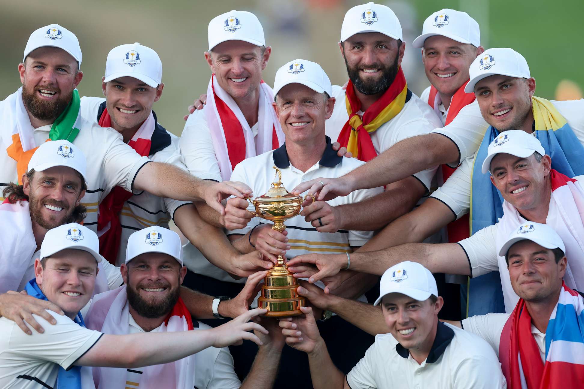 FARMINGDALE, NEW YORK - SEPTEMBER 28: Captain Luke Donald lifts the trophy alongside Shane Lowry, Rasmus Hojgaard, Justin Rose, Jon Rahm, Sepp Straka, Ludvig Aberg, Rory McIlroy, Viktor Hovland, Matt Fitzpatrick, Tommy Fleetwood, Robert MacIntyre and Tyrrell Hatton of Team Europe after their 15-13 win over Team United States during the Sunday singles matches of the 2025 Ryder Cup at Black Course at Bethpage State Park Golf Course on September 28, 2025 in Farmingdale, New York. (Photo by Carl Recine/Getty Images)